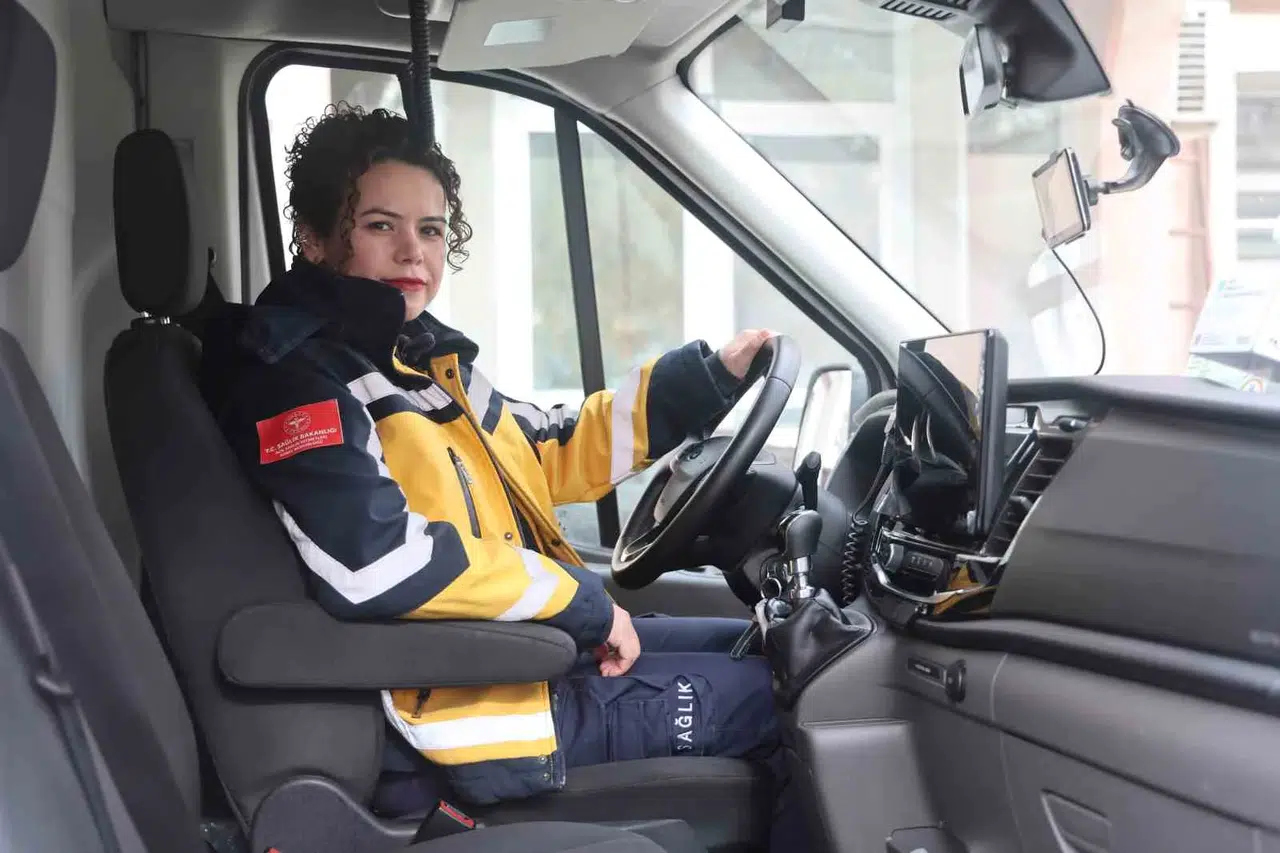 Bayan Ambulans Sürücüsü Hayat Kurtarmak İçin Vakitle Yarışıyor