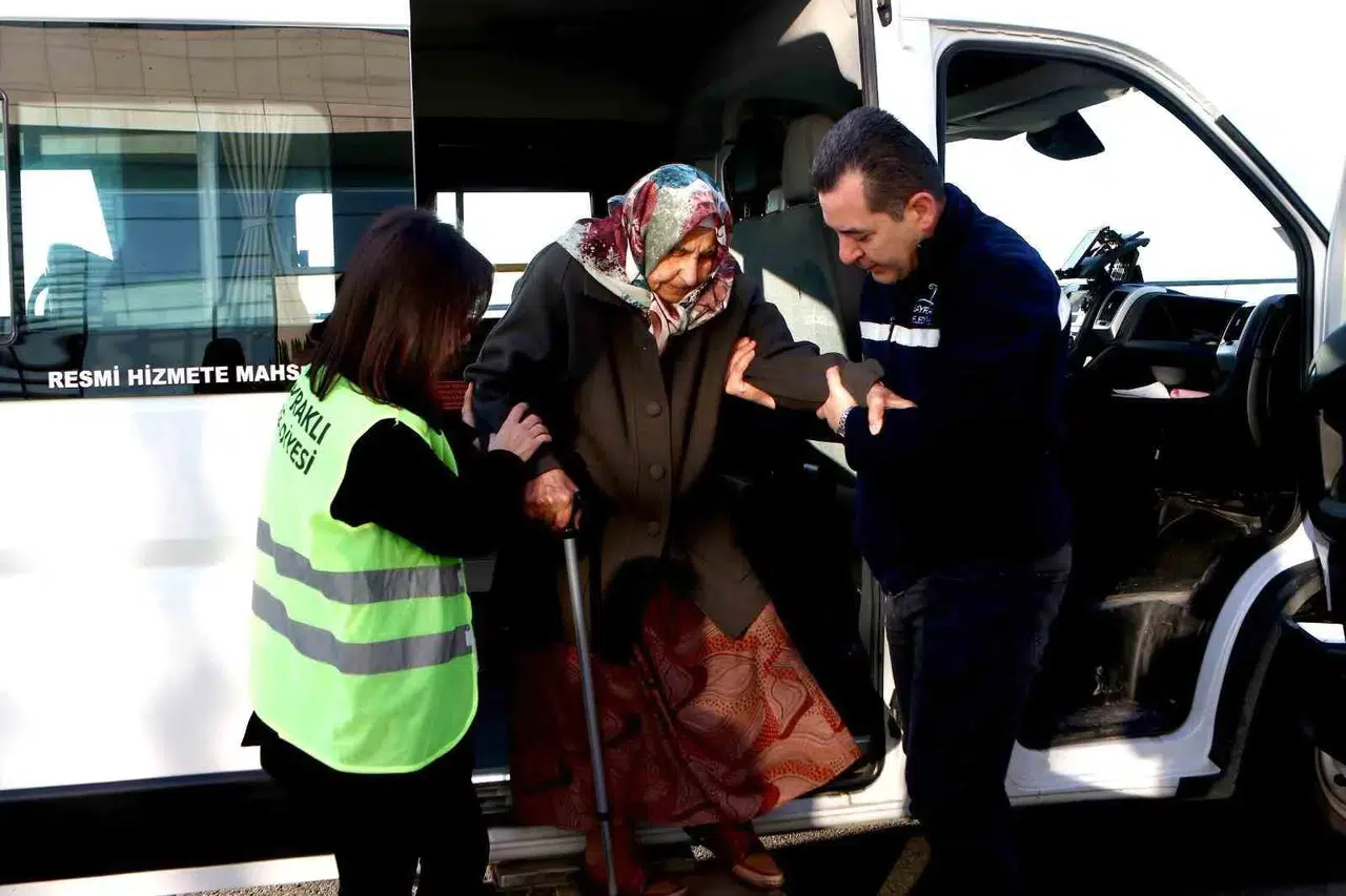 Bayraklı Belediyesi ‘Yaşlı Dayanak Hattı’ Kurdu