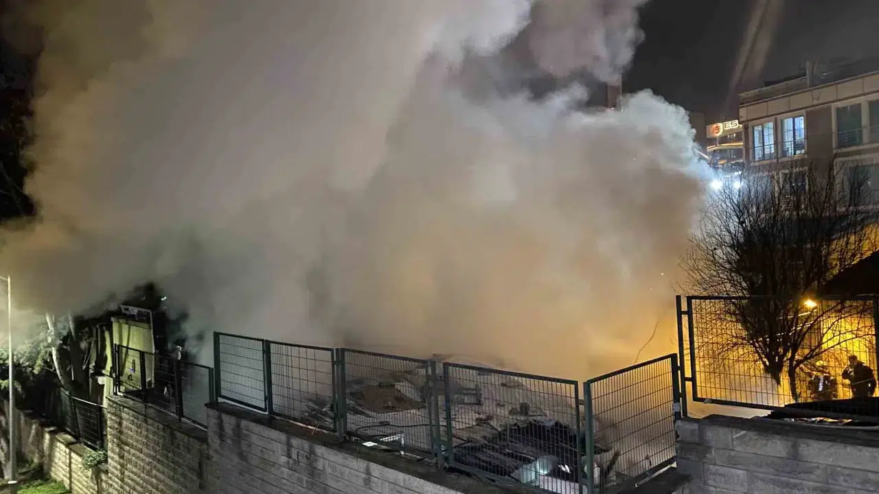 Beyoğlu’nda Konutta Çıkan Yangın, Bitişiğindekindeki 2 Gecekonduya Sıçradı
