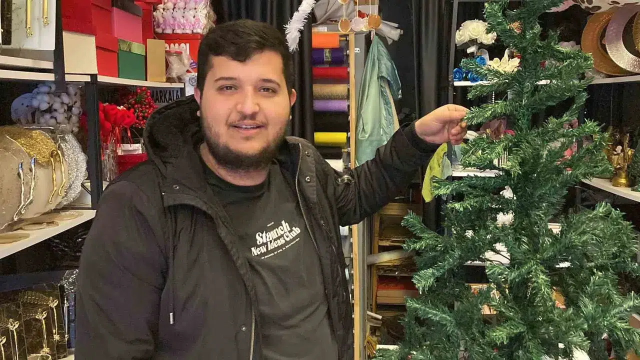 Bu da Oldu: Dükkanın Önündeki Çam Ağacı Çalındı