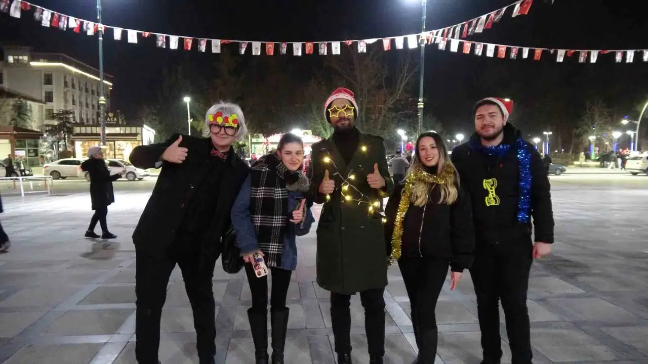 Burdur’da Yılbaşı Cumhuriyet Meydanı’nda Coşku ile Kutlandı