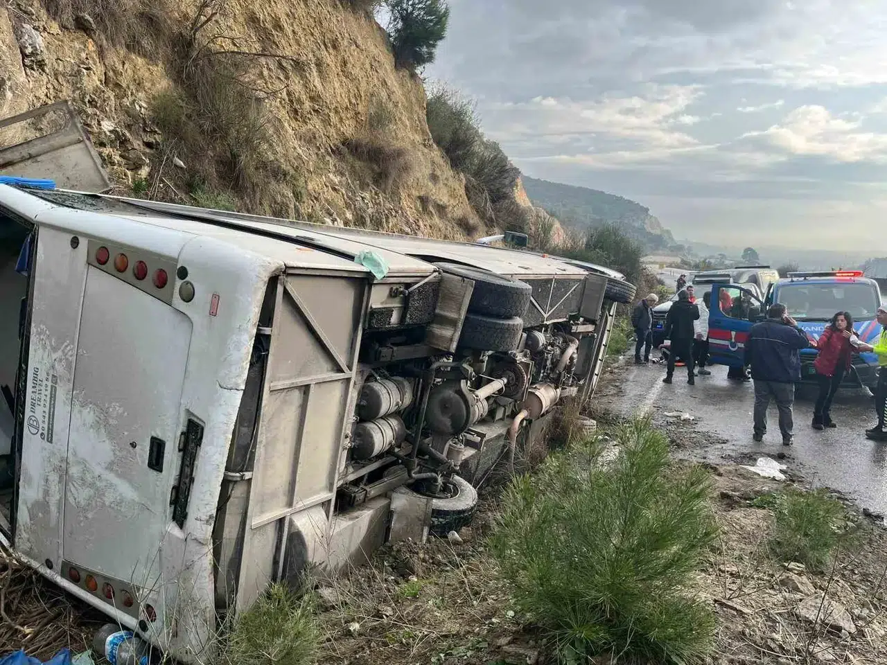 Cins Minibüsü Devrildi: 23 Yaralı