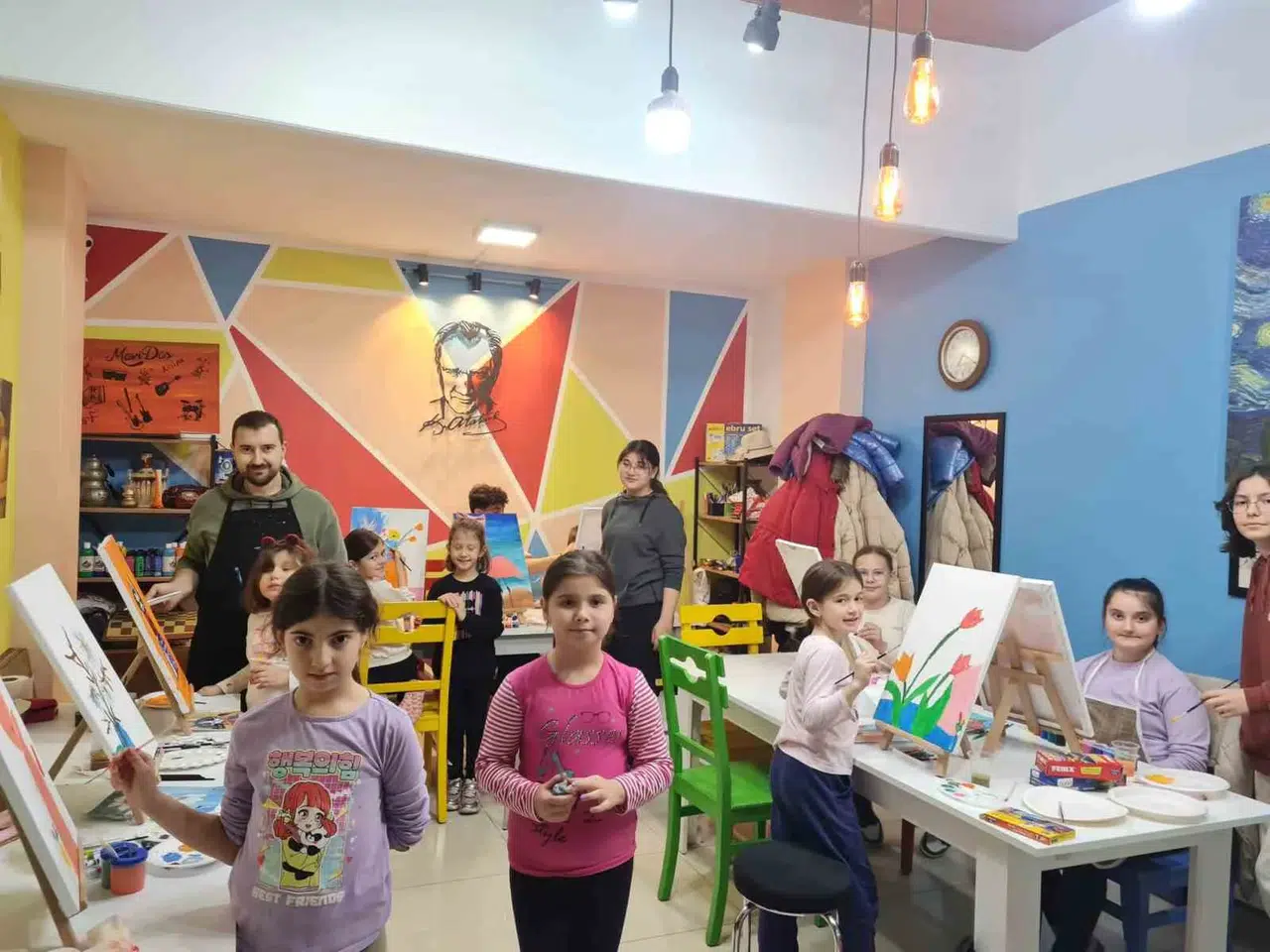 Çocuklar Sömestr Tatilinde Fotoğraf Çizerek Keyifli Vakit Geçiyor