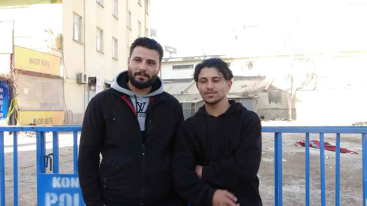 Çöken Binadan Son Anda Çıkan Kardeşler: "Her Şeyimizi Kaybettik Lakin Çok Şükür Sıhhatimiz Var"