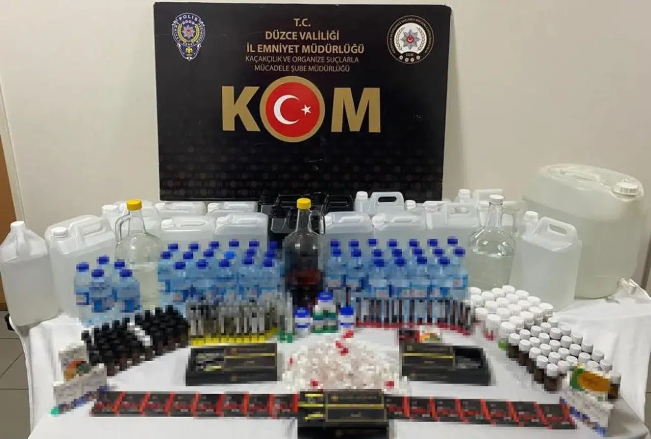Düzce’de Yılbaşı Öncesi Kaçak İçki, Makaron ve Tütün Operasyonu