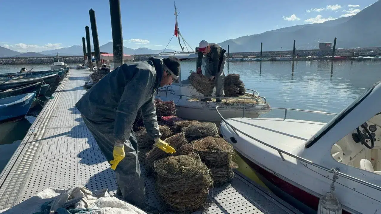 Eğirdir Gölü’nde Kaçak Avcılıkla Uğraşta 400 Pinter ve 150 Kilogram Canlı Kerevit Ele Geçirildi