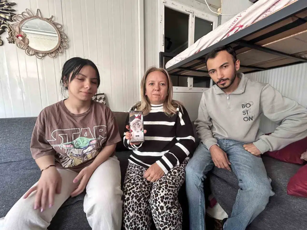 Enkazdan Kurtarılarak Yaşama Tutunan Bayan, Sarsıntıdan Bu Yana ’Duman’ İsimli Kedisinden Gelecek Haberi Bekliyor