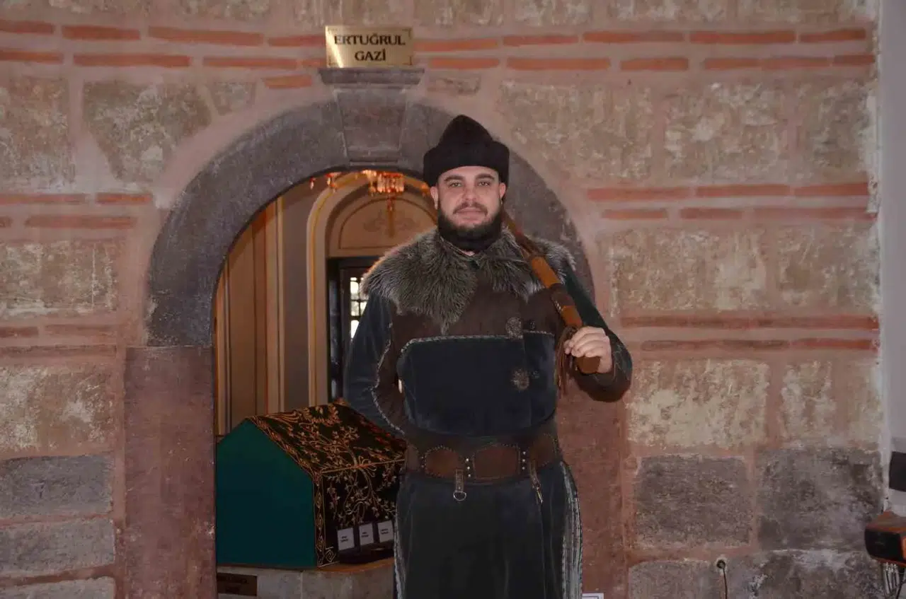 Ertuğrul Gazi Türbesi’ndeki ’Saygı Nöbeti’ Metni Söğüt Ruhuna Uygun Olarak Değiştirildi