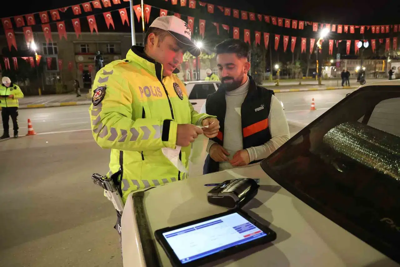 Farlarını Açmayı Unuttu, Yeni Yılın Birinci Cezasını Yedi