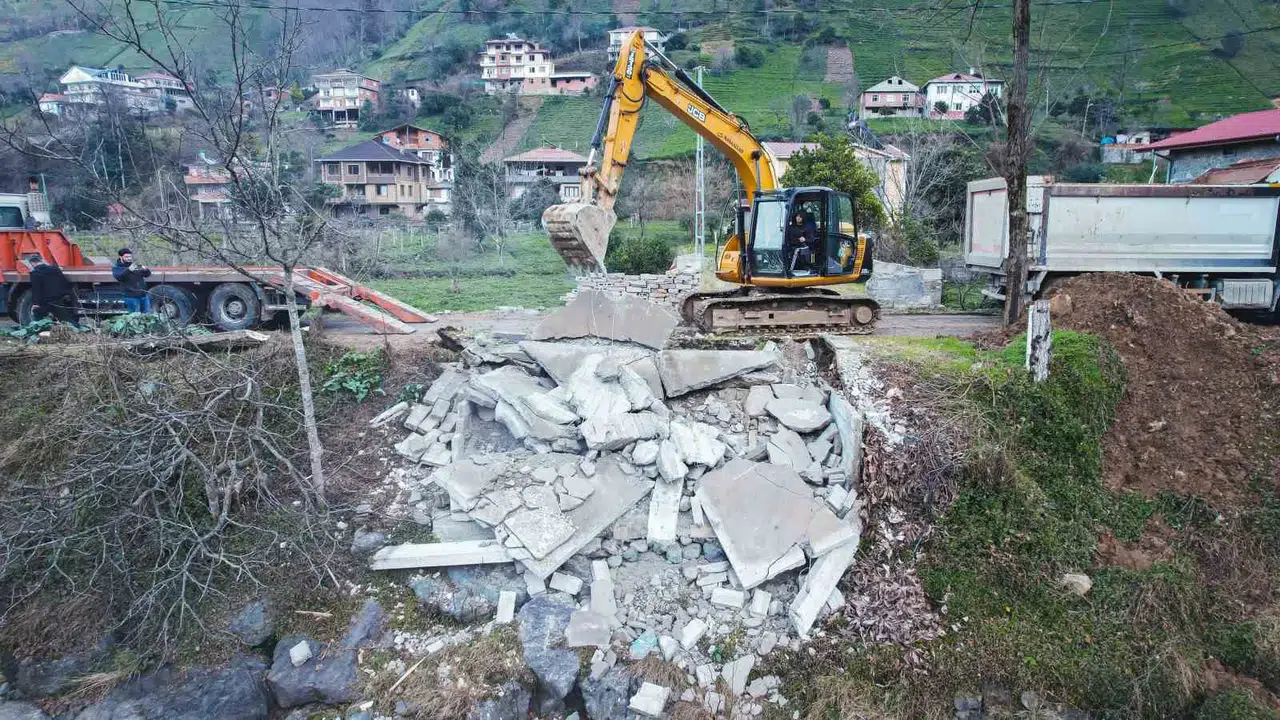 Fırtına Vadisi’nde 28 Yapı Sahipleri Tarafından Yıkıldı