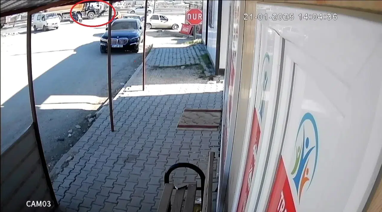 Hafriyat Kamyonunun Çarptığı Yaşlı Adam Metrelerce Savruldu: O Anlar Kamerada