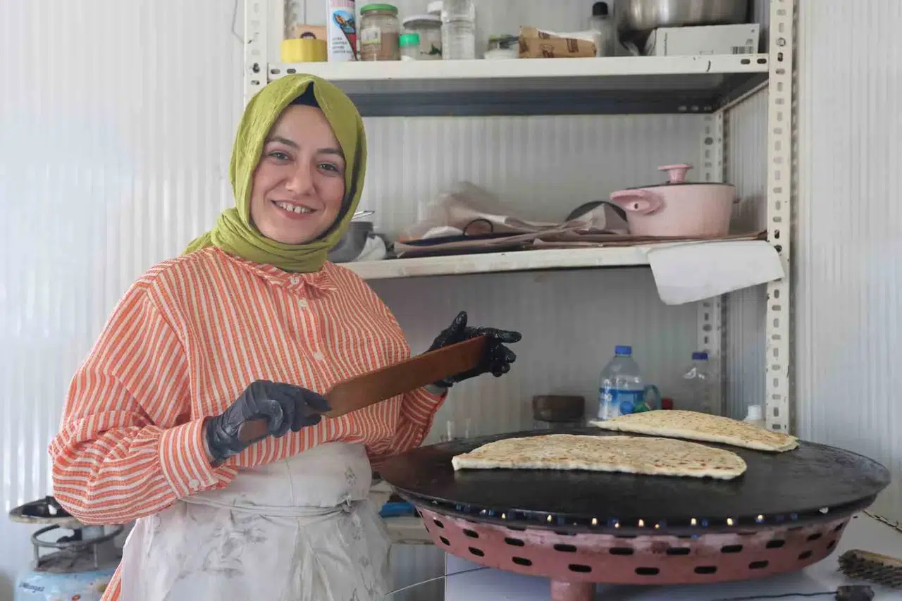 Hayallerine Çadırda Gözleme Yapıp Satarak Başlayan Depremzede Kız Kardeşler, Hayat Uğraşını Birlikte Sürdürüyor