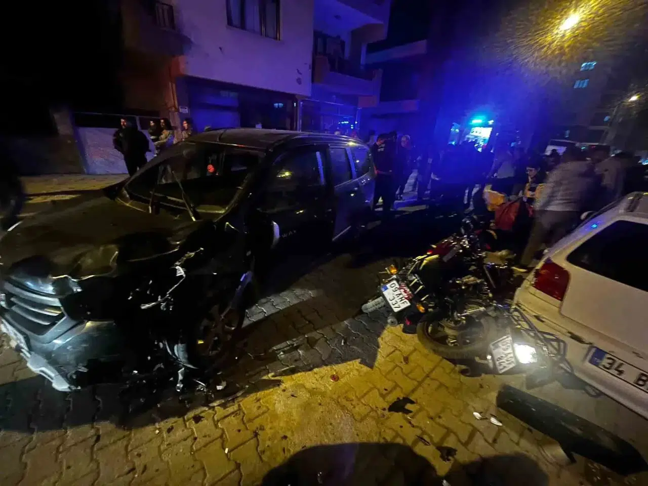 İki Motosiklet, Araba ile Baş Başa Çarpıştı: 3 Yaralı