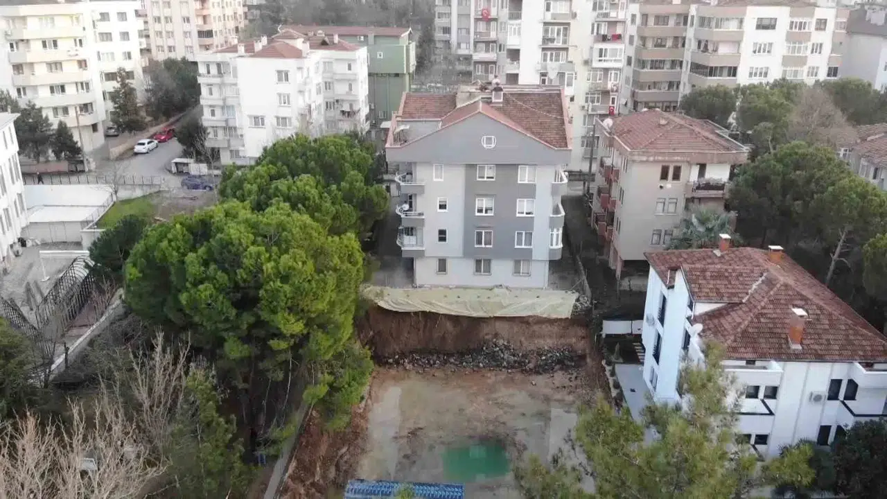 İnşaat Alanında Heyelan Oldu, Bina Kaydı, Vatandaşlar Dehşet Dolu Anlar Yaşadı