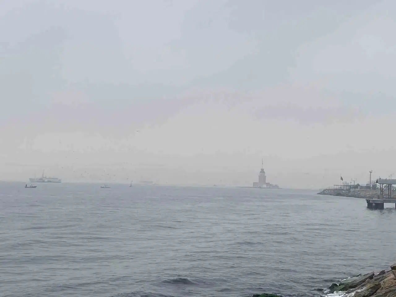 İstanbul’da Kız Kulesi Sise Gömüldü