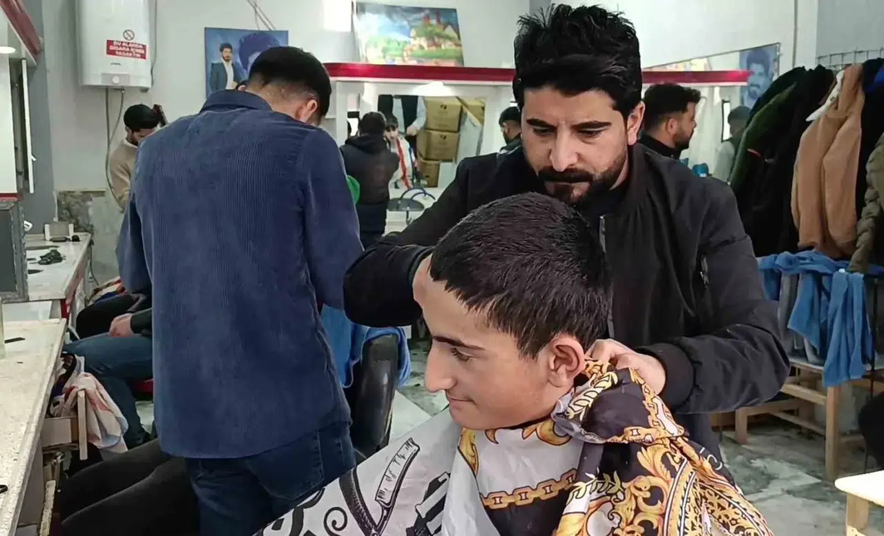 İstekli Berber Yetim ve Öksüz Çocukları Fiyatsız Tıraş Yapıyor