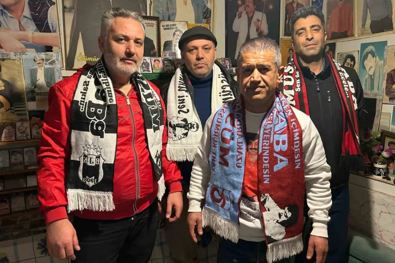 İzmir’de Müslüm Gürses Hayranlarından Rasim Ozan Kütahyalı’ya Reaksiyon: “Kendisine Yakıştıramadık”