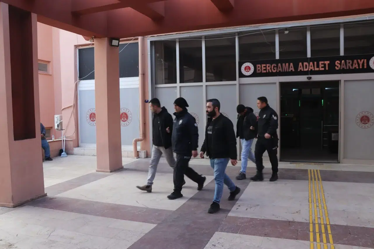 İzmir’de Uyuşturucu Operasyonu: 3 Kuşkulu Tutuklandı