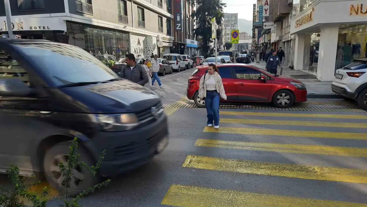 İzmir’de Yaya Geçidindeki Vatandaşlara Yol Vermeyen Şoförler Kamerada