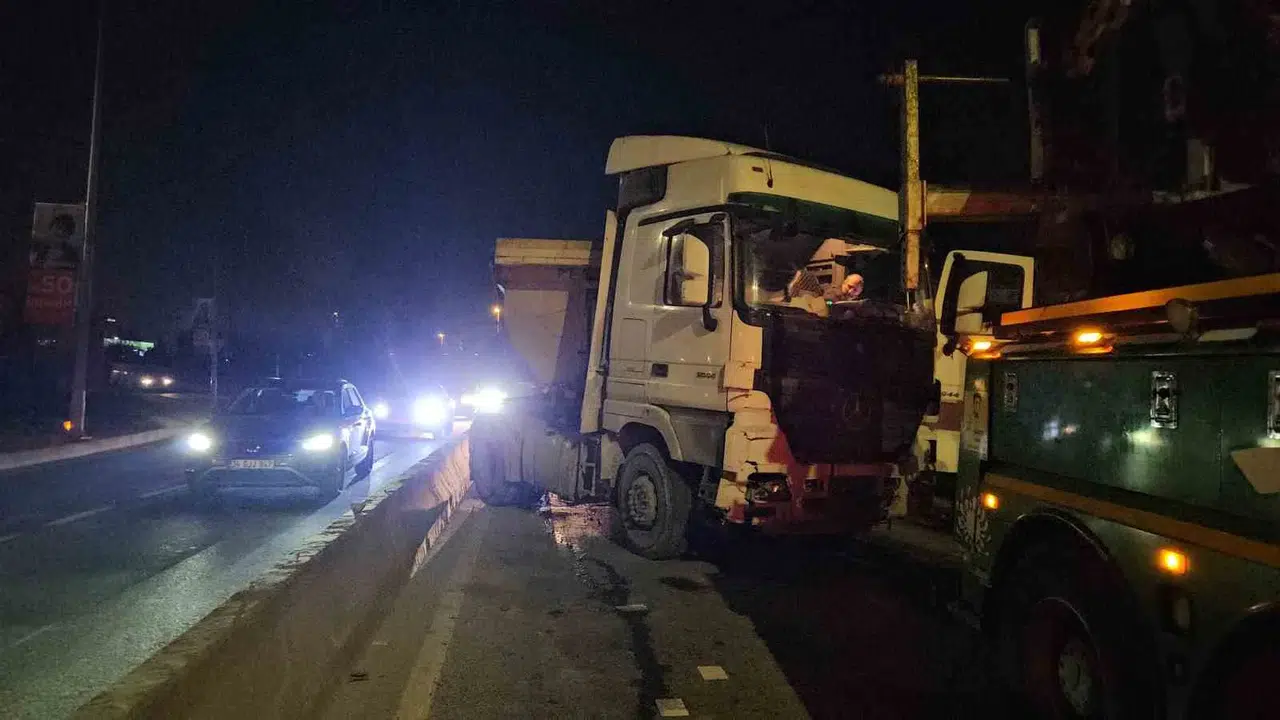 Kağıthane’de Denetimden Çıkan Hafriyat Kamyonu Beton Bariyerlere Çıktı