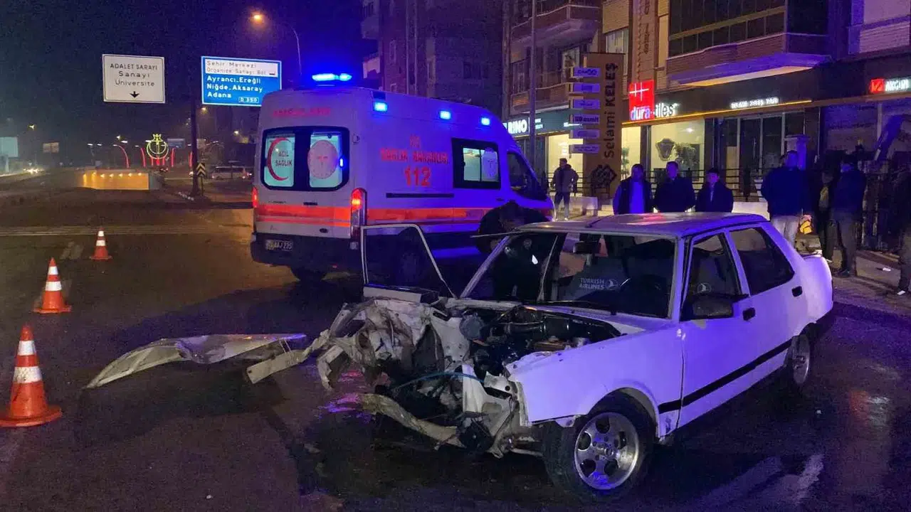 Karaman’da Araba Aydınlatma Direğine Çarptı: 2 Yaralı