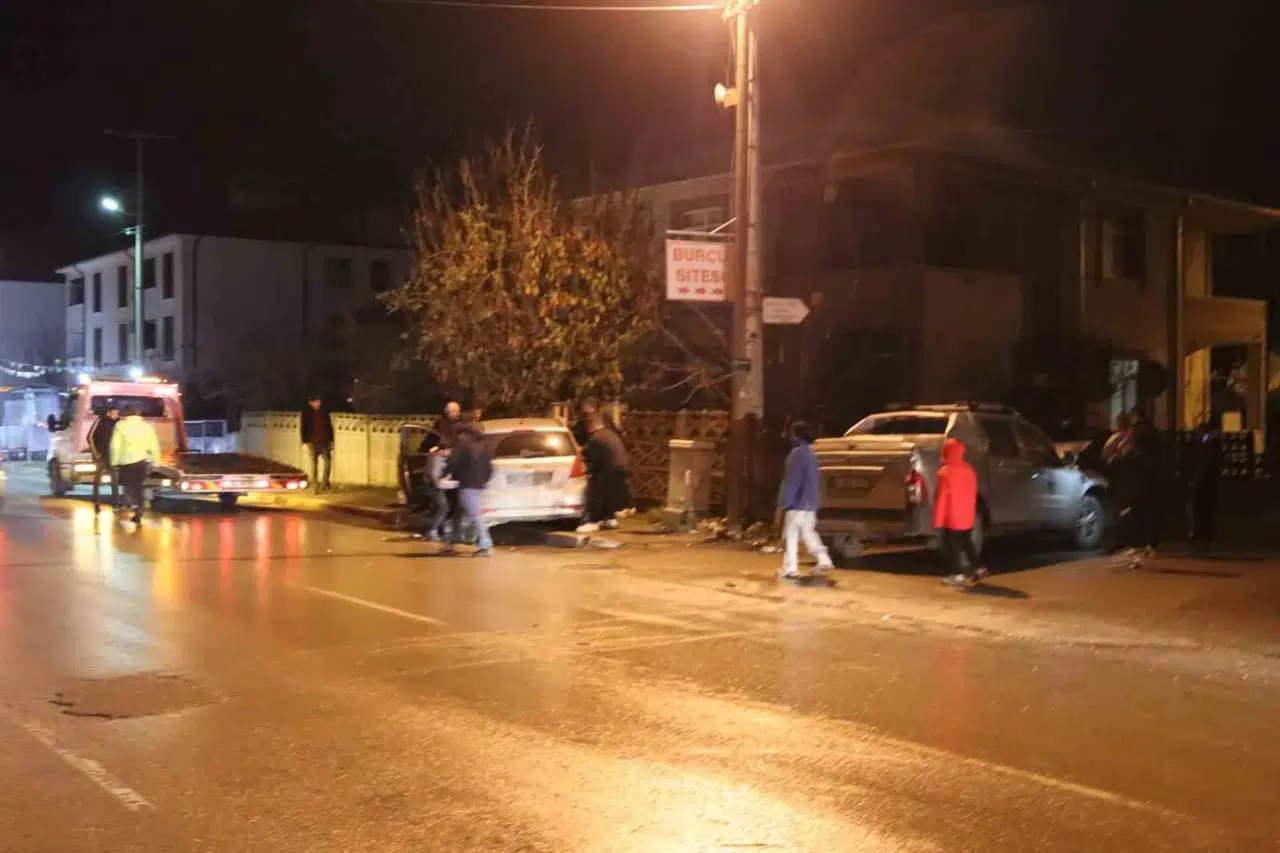 Kazaya Sebebiyet Verdi, Olay Yerinden Kaçtı: 3 Yaralı