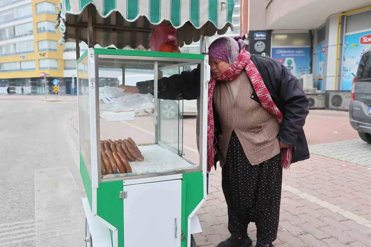 Konutun Geçimine Katkı İçin Başladı, 58 Yaşında ‘Simitçi Teyze’ Oldu