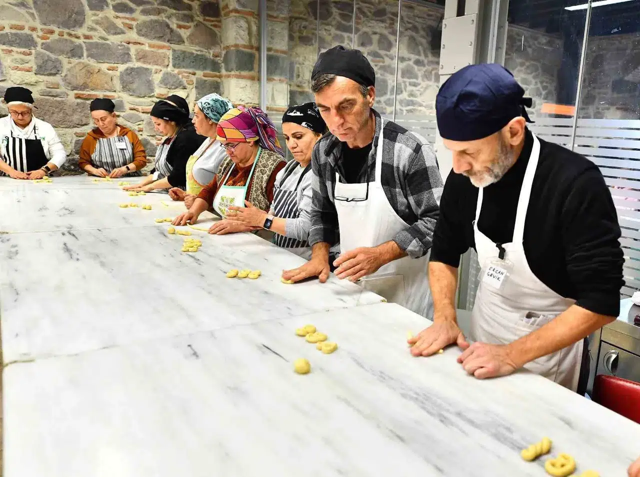Kursiyerler, İşaret Lisanıyla Pasta Yapıyor