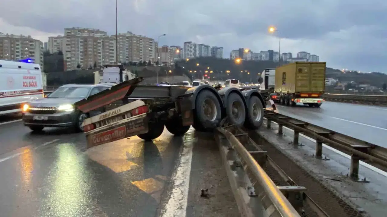 Makaslama Yapan Tırdan Konteyner Düştü, Dorse Bariyerlere Girdi: 1 Yaralı