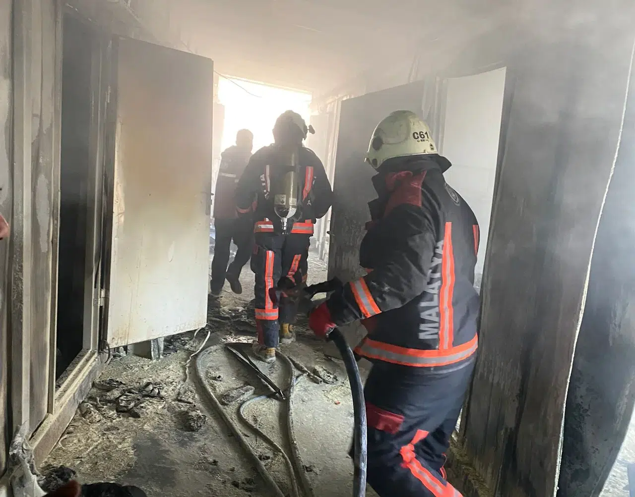 Malatya’da İnşaat Çalışanlarının Kaldığı Şantiyede Yangın: 4 Yaralı