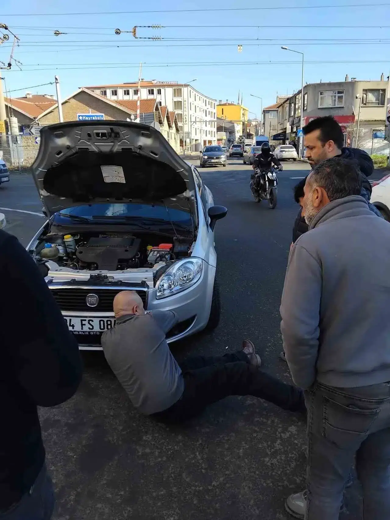 Motora Sıkışan Kedi Kurtarıldı