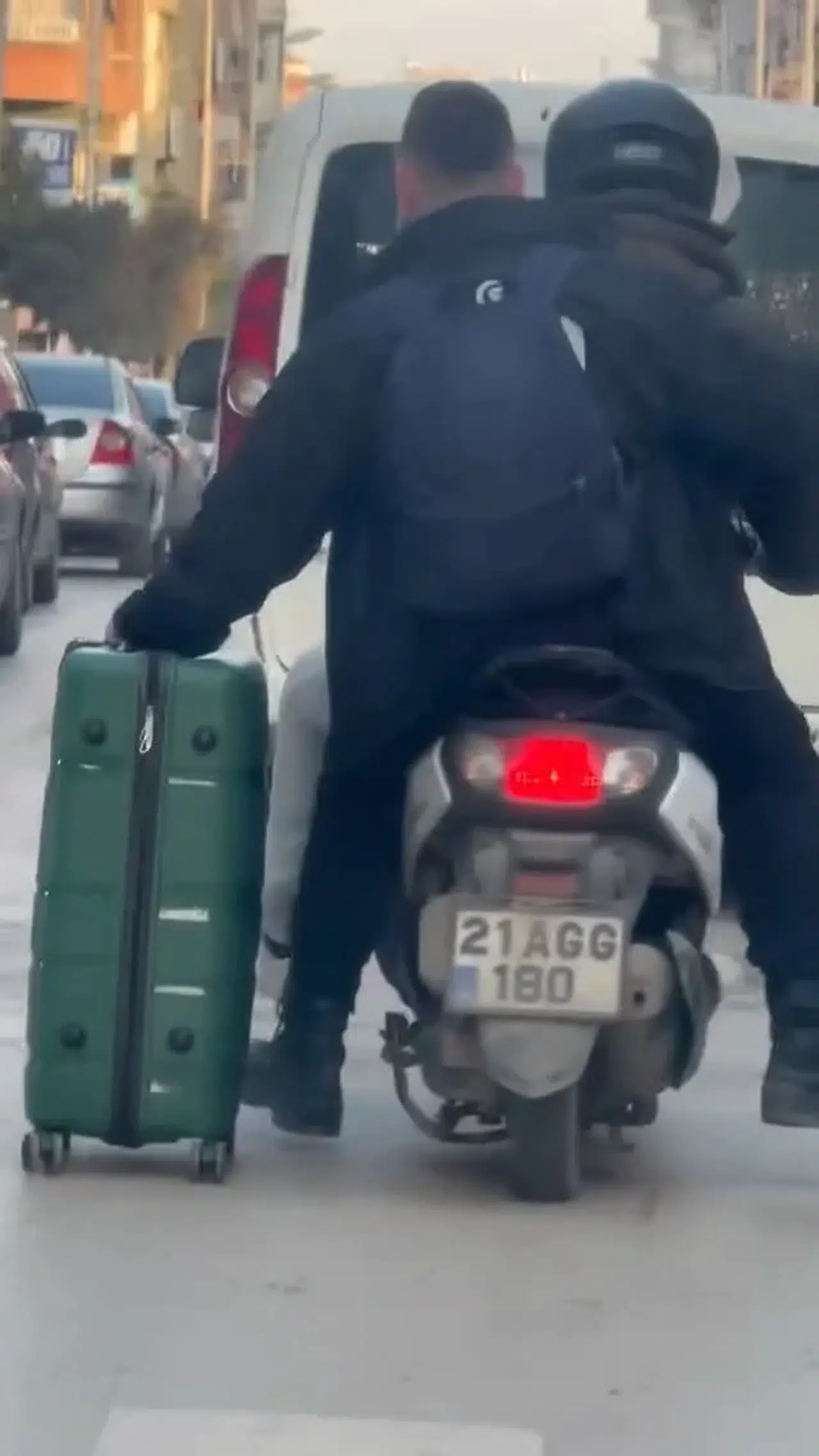 Motosiklet ile Valiz Taşıma İdaresi Görenleri Şaşırttı