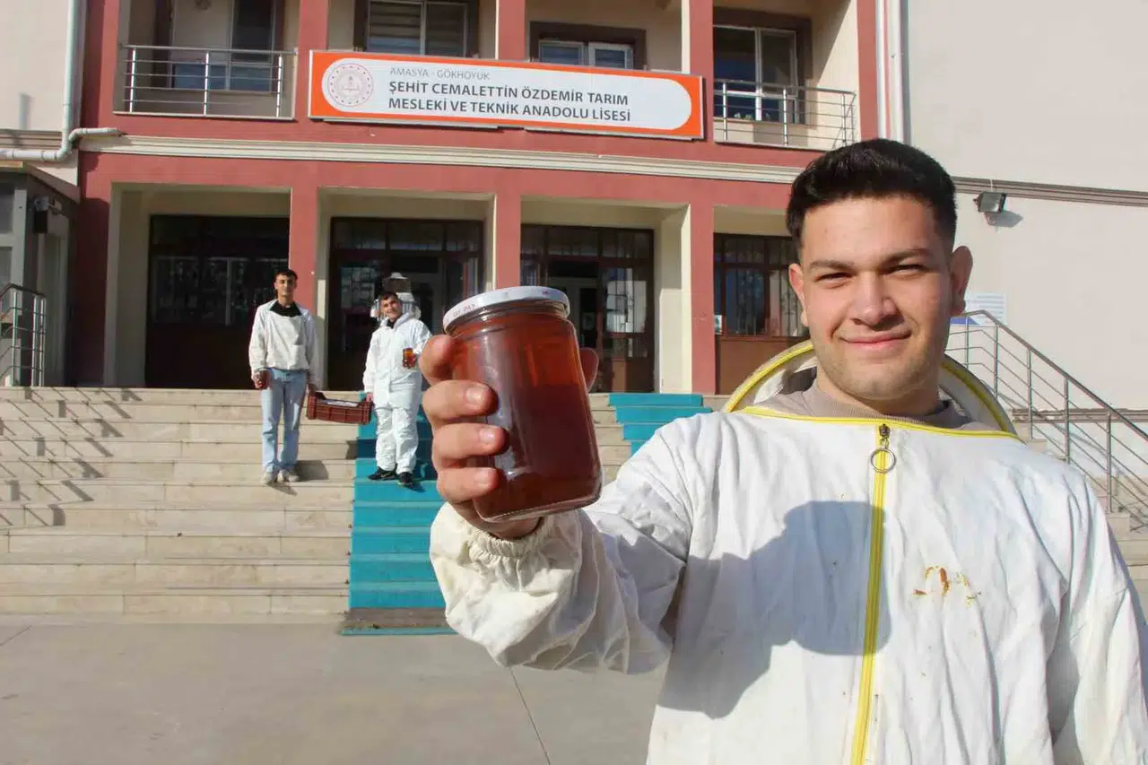 Öğrenciler Arılarıyla 500 Kilodan Fazla Bal Üretip Rekor Kırdı
