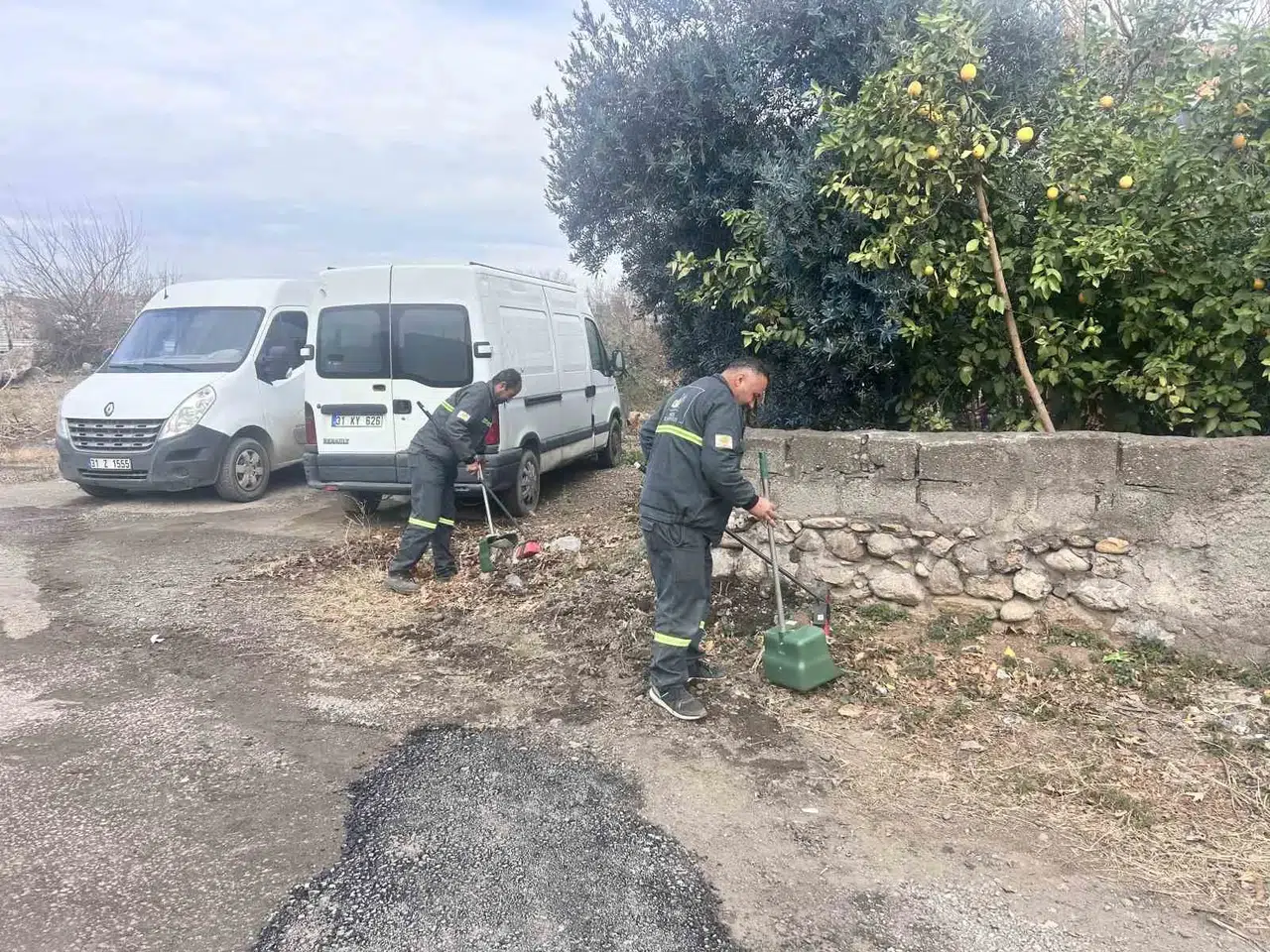 Paklık Personelleri Ellerinde Süpürgeleriyle Toplumsal Medya Akımına Ayak Uydurdu