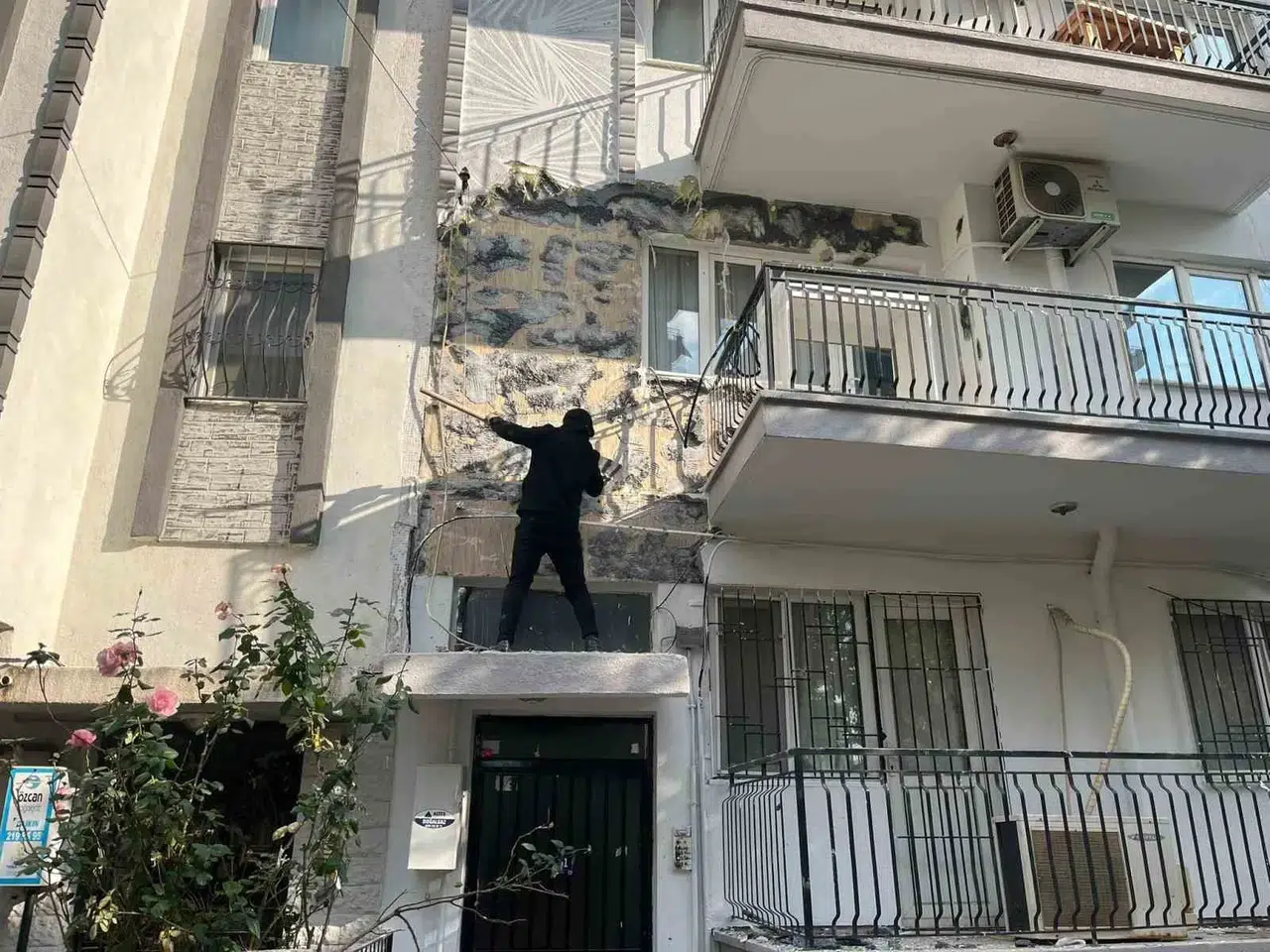Paralarını Alamadıkları Dairenin Dış Cephesini Söktüler