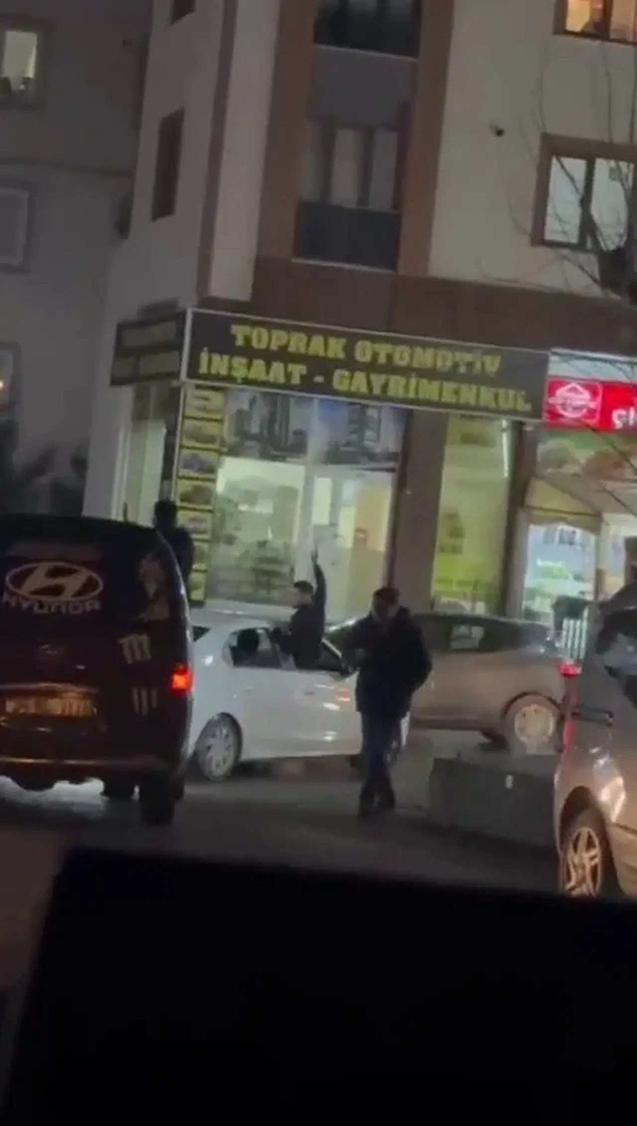 Pendik’te Araç İçerisinden Silahla Ateş Eden Kuşkulu Yakalandı