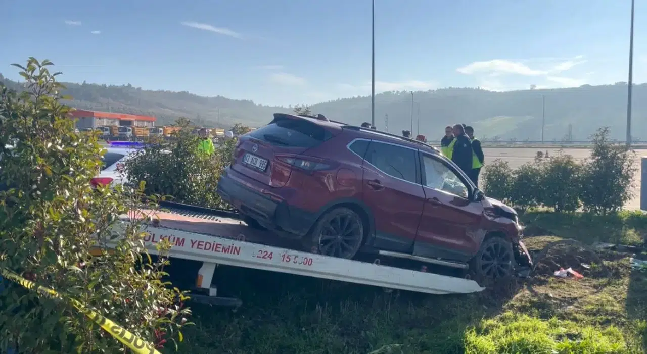 Polisten Kaçan Şoför Evvel Polis Aracına Sonra Direğe Çarptı
