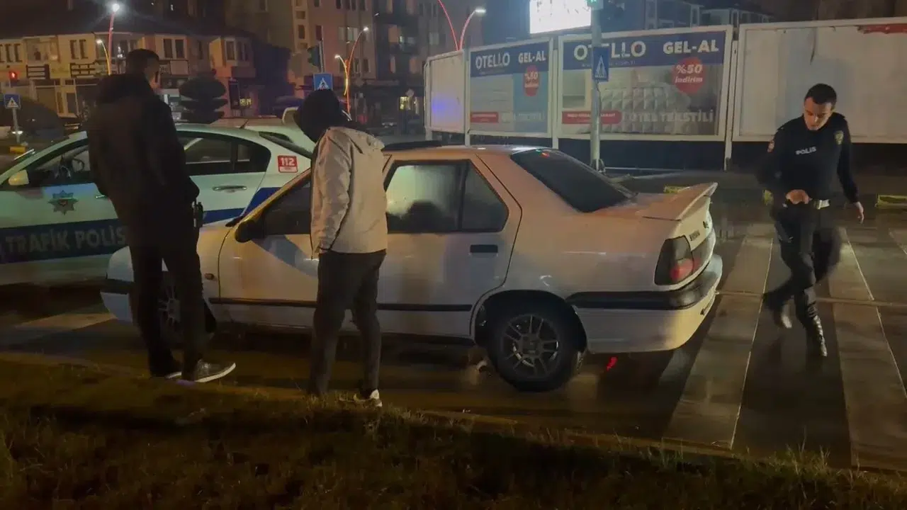 Polisten Kaçan Şoför, Polis Aracına Çarparak Durdu