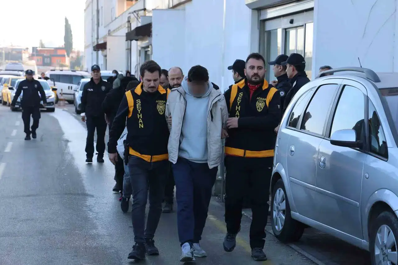 Ruhsatlı Silah Aldırıp Karaborsada Satan Şüpheliler Yakalandı