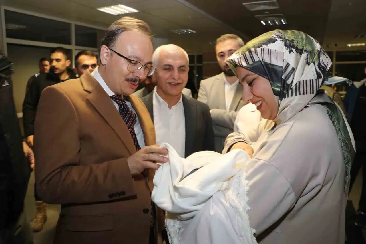 Siirt Valisi Kızılkaya, Yeni Yılı Güvenlik ve Sıhhat Takımlarıyla Karşıladı