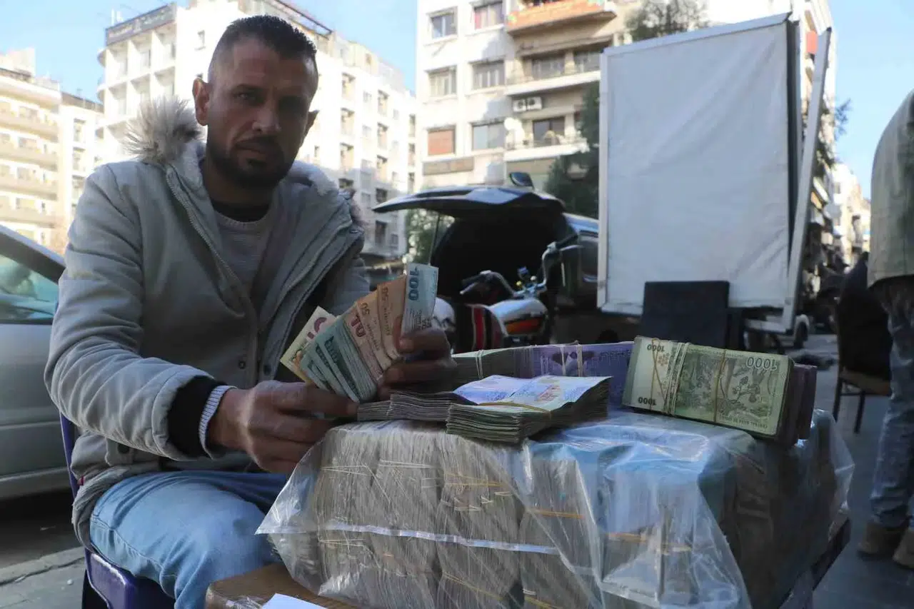 Suriye’de Sarraflar Sokaklarda Döviz Bozuyor