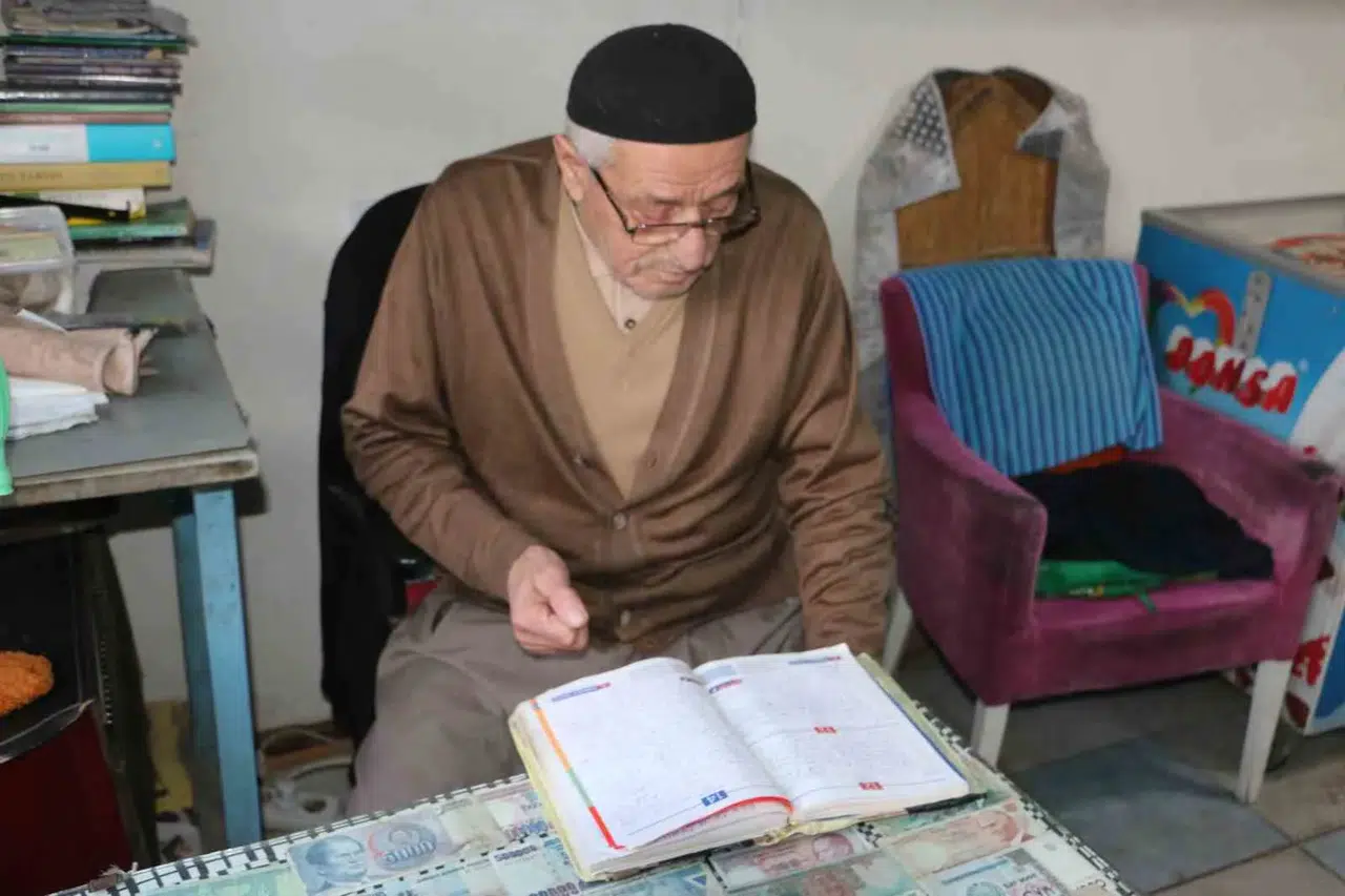 Tarihi Olayları Tek Tek Not Alıyor, Gelecek Kuşaklara Rehberlik Yapıyor