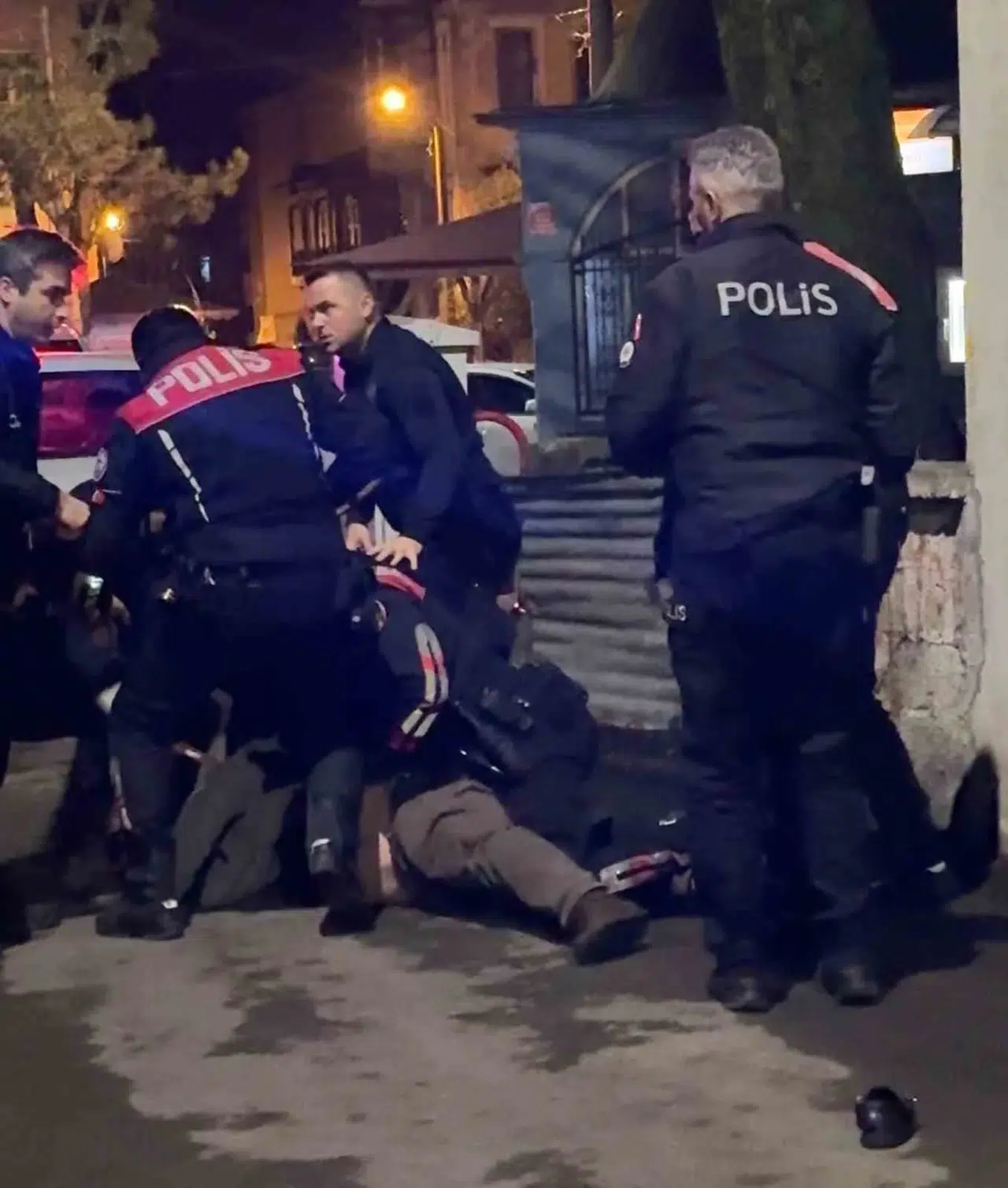 Telefon Şarjı Nedeniyle Ortalık Karıştı: Çıkan Arbedeyi Polis Zahmetle Ayırdı