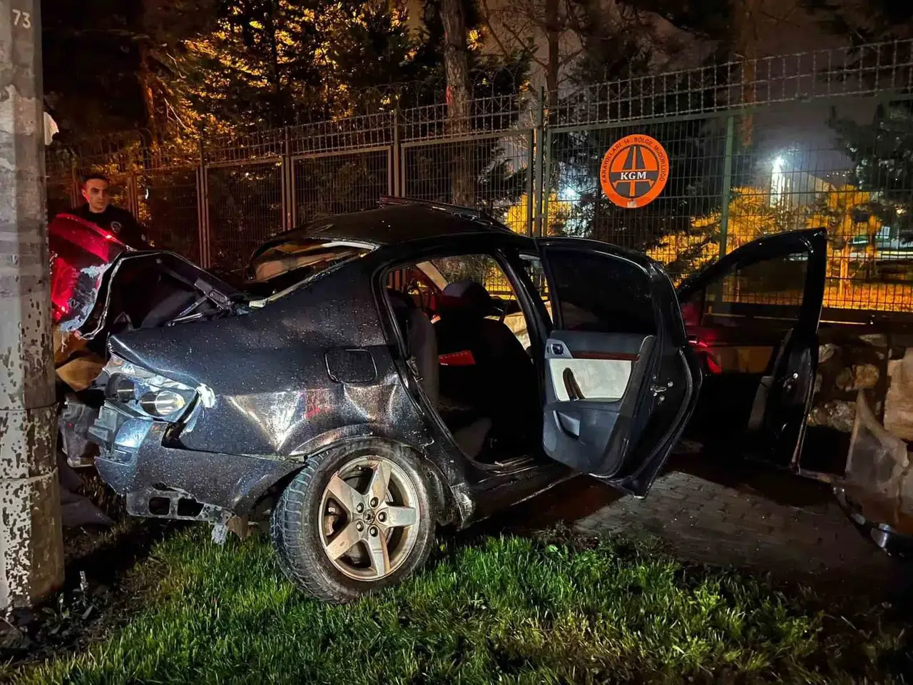 Trafikte Makas Atan Araç Evvel Ağaca, Akabinde Aydınlatma Direğine Çarptı: 2 Ağır Yaralı