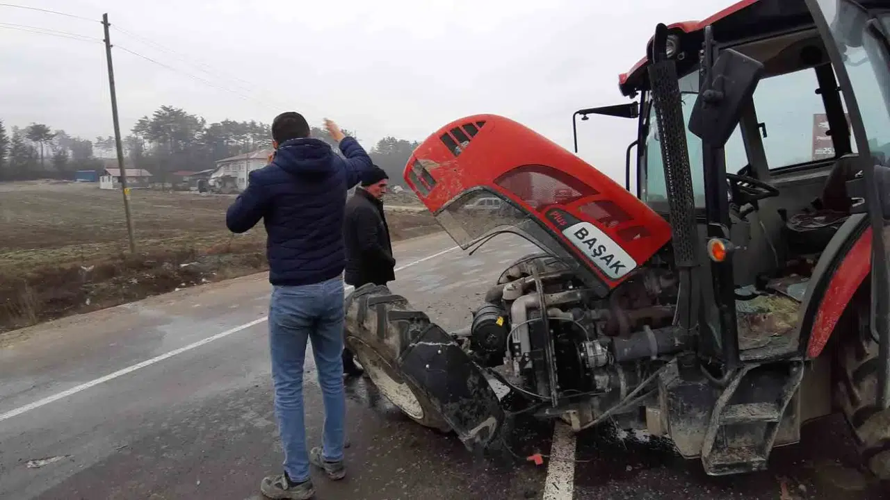 Traktörle Çarpışan Araba, Tıra Çarparak Durabildi: 2 Yaralı