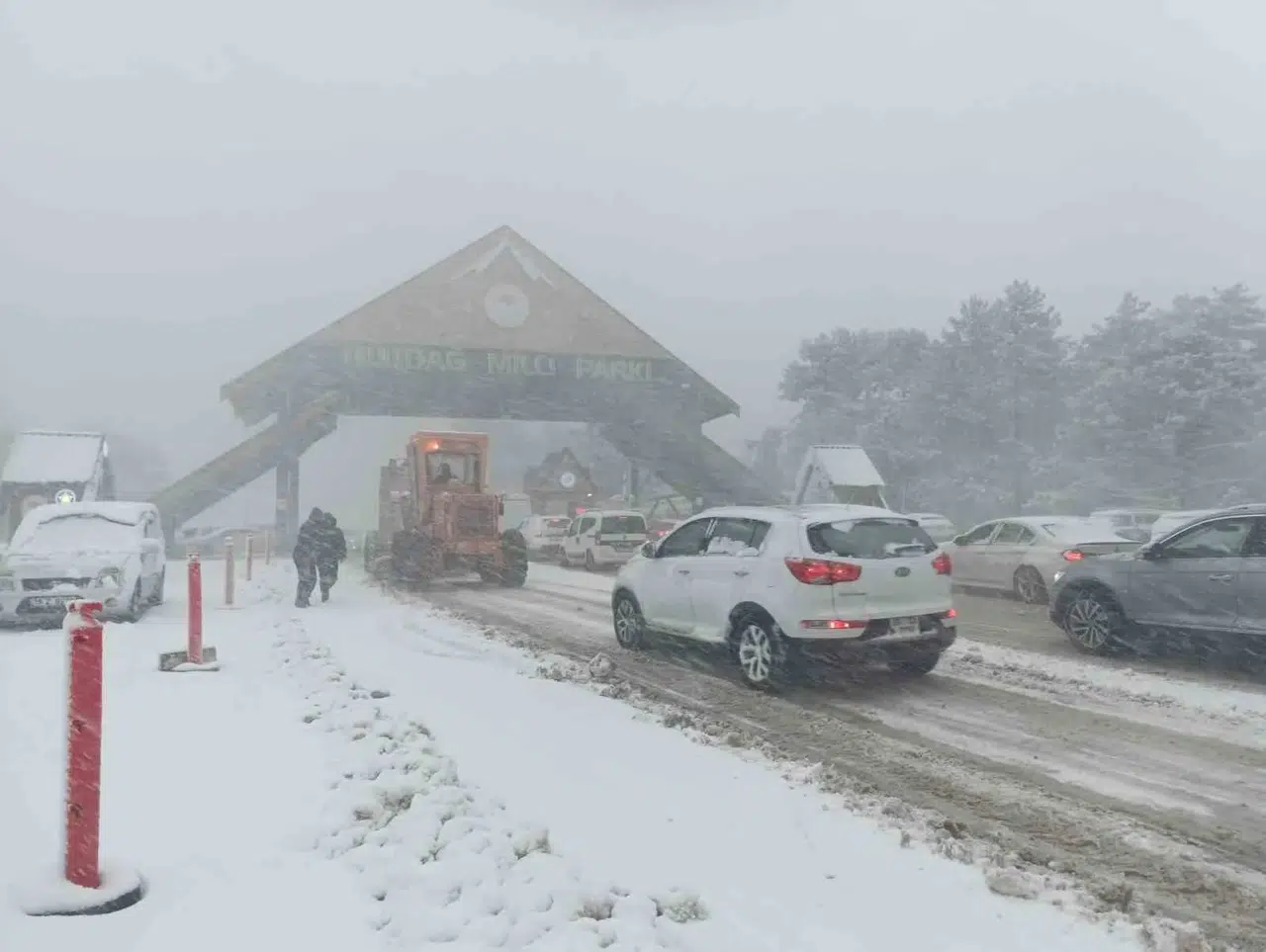 Uludağ’da Ağır Kar ve Tipi...zincirsiz Araç Girişi Yasaklandı