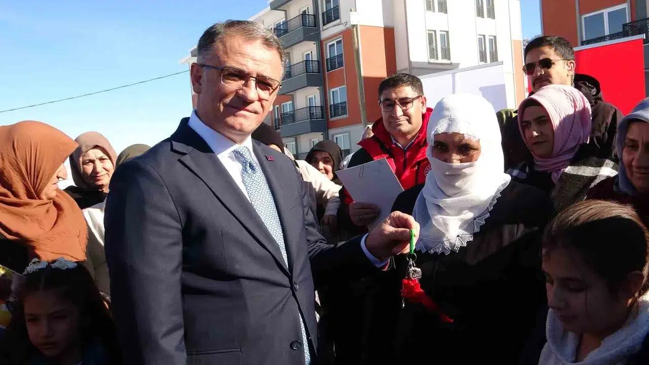 Van’da Eşini Kaybetmiş Muhtaçlık Sahibi 51 Bayan Meskenlerine Kavuştu