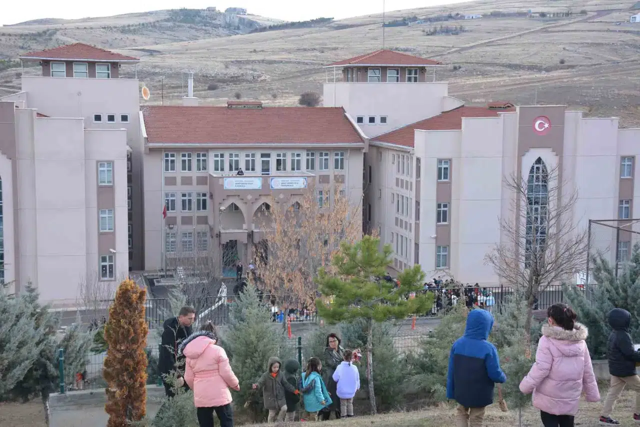 Yaklaşık 20 Milyon Öğrenci Karnelerini Alarak Yarıyıl Tatiline Girdi