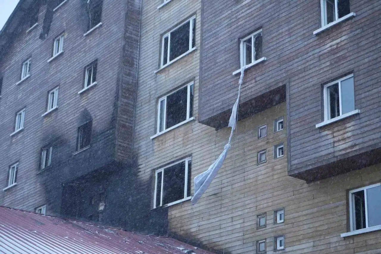 Yanan Otel İçin "Ağır Hasarlı" Raporu