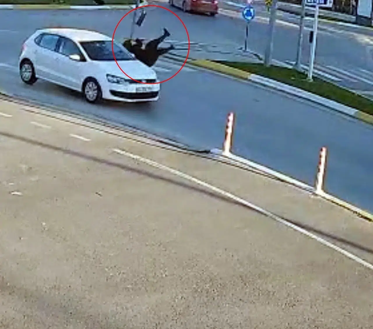 Yaya Geçidinde Araba Çarptı, 5 Dakika Sonra Farklı Bir Araç Üzerinden Geçti